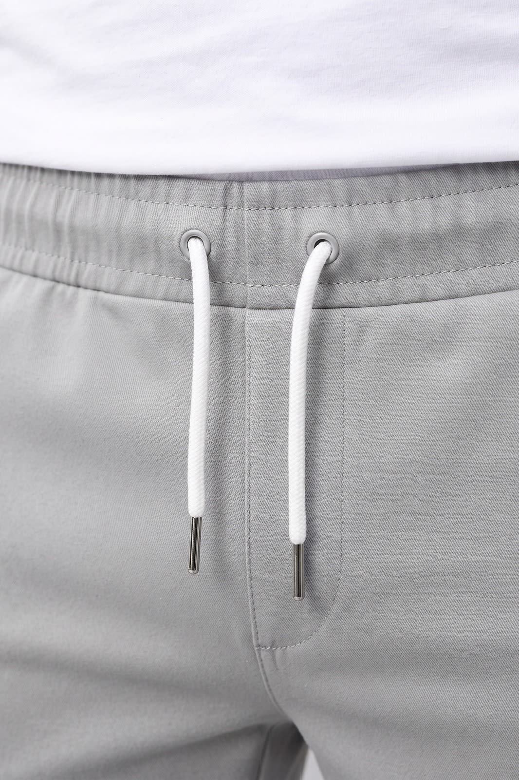 Herren Jogginghose im Chino-Stil | Tapered — Grau — Detailaufnahme — am Modell