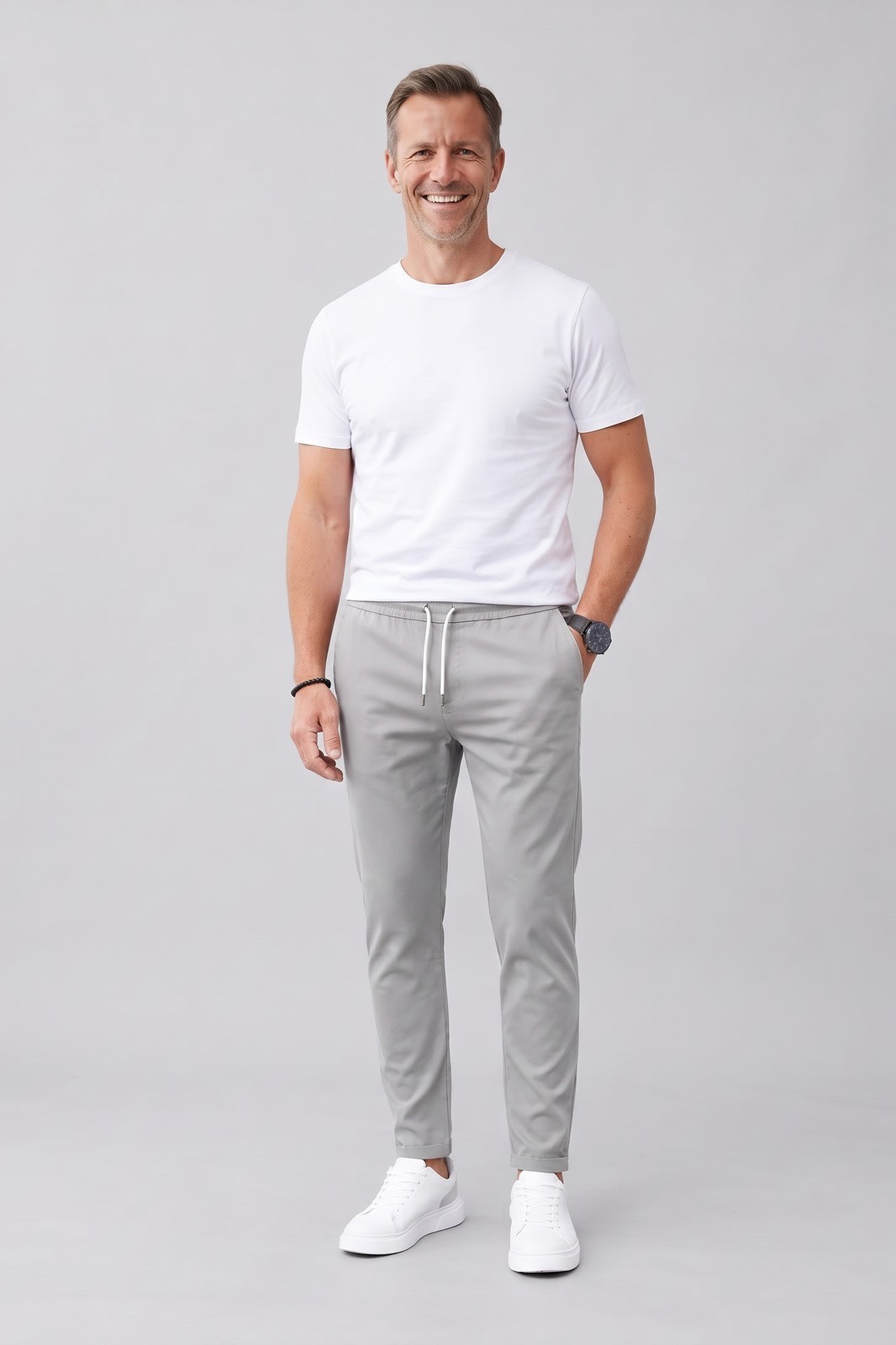 Herren Jogginghose im Chino-Stil | Tapered — Grau — Vorderansicht — am Modell