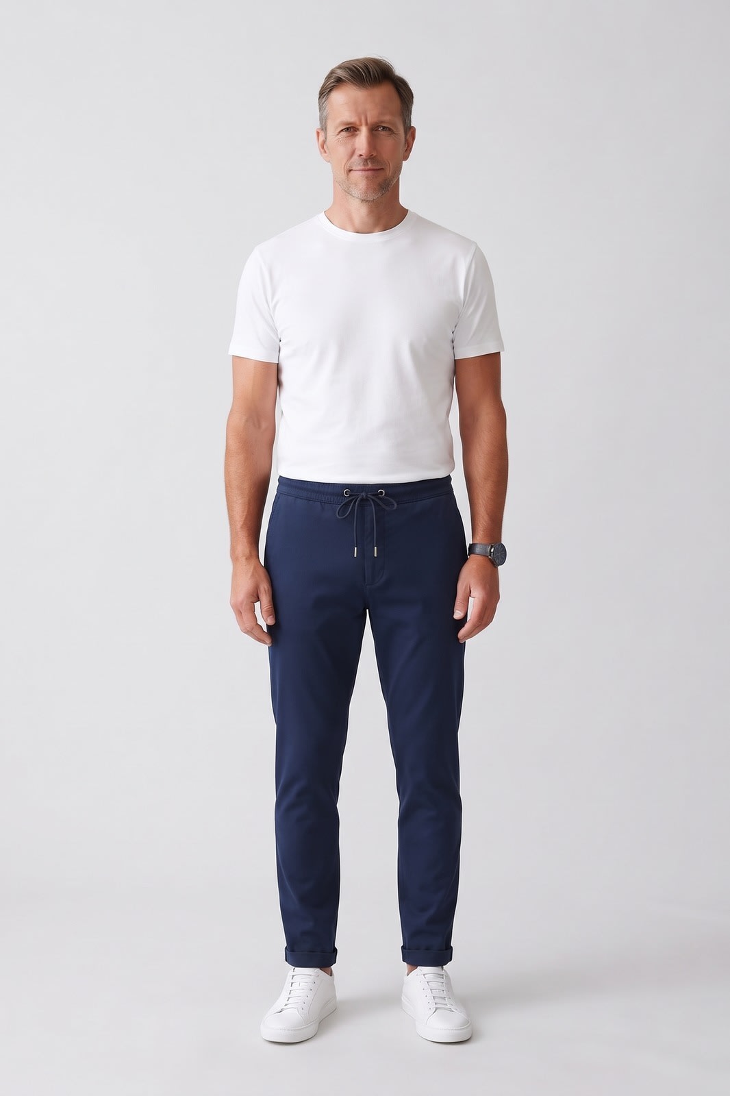 Herren Jogginghose im Chino-Stil | Tapered — Marineblau — Vorderansicht — am Modell