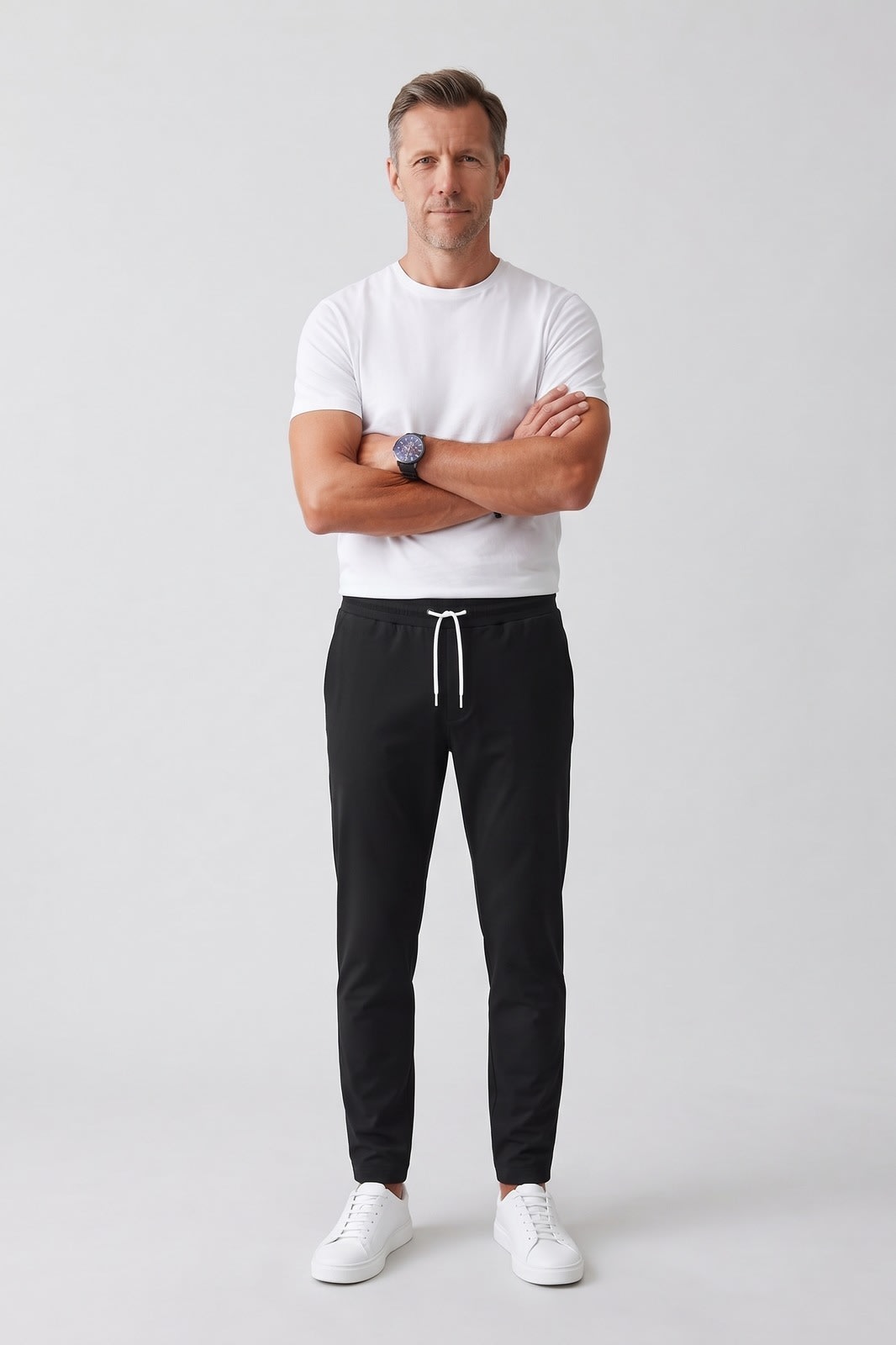 Herren Jogginghose im Chino-Stil | Tapered — Schwarz — Vorderansicht — am Modell