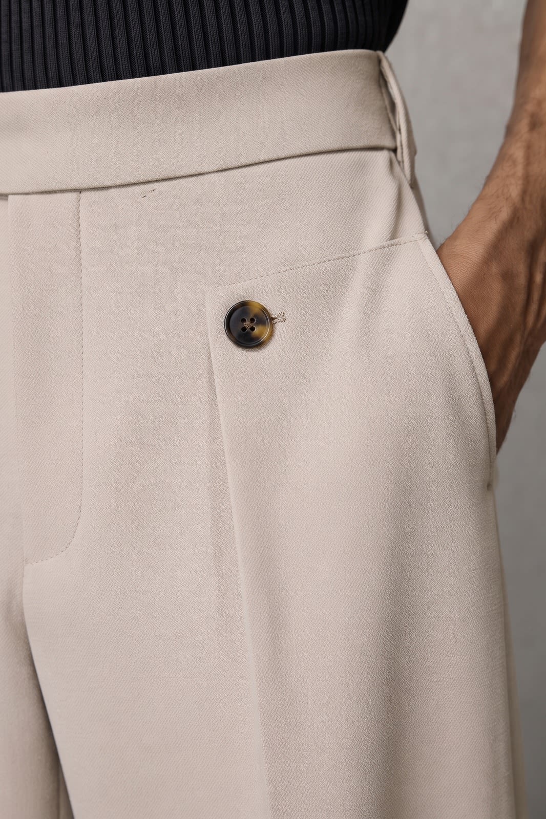 Herren Weite Anzughose | Bügelfalten — Beige — Detailaufnahme — am Modell