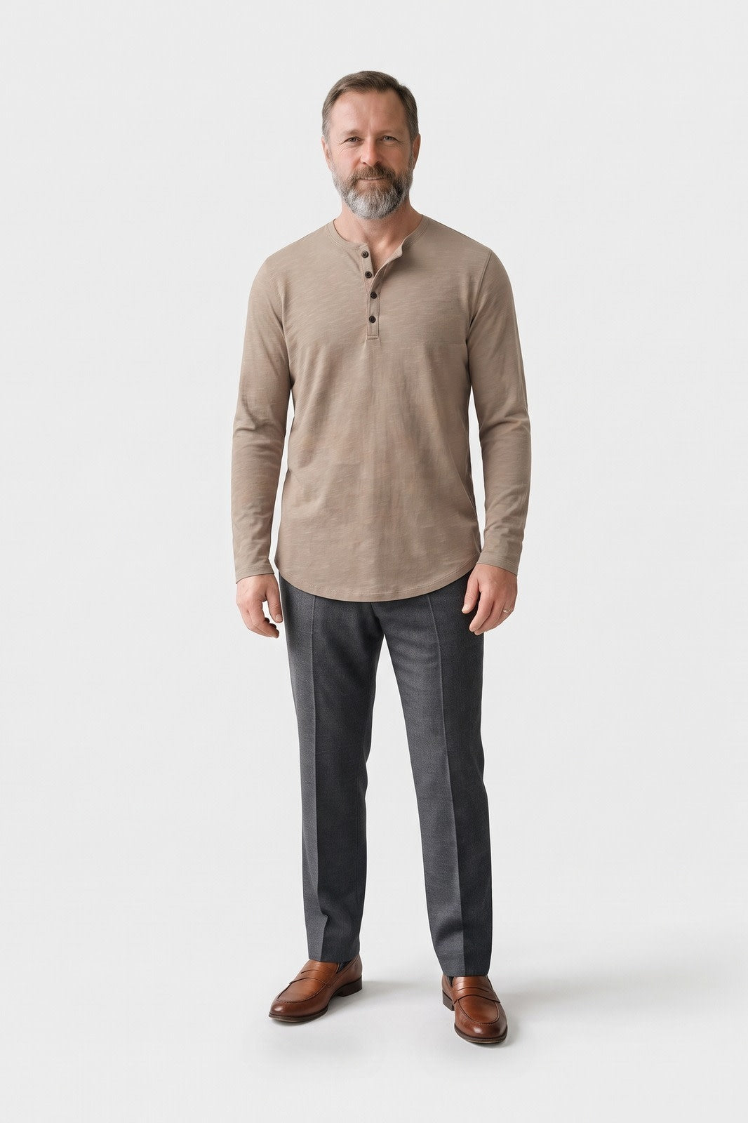 Herren Henley-Shirt | Ohne Kragen — Beige — Vorderansicht — am Modell