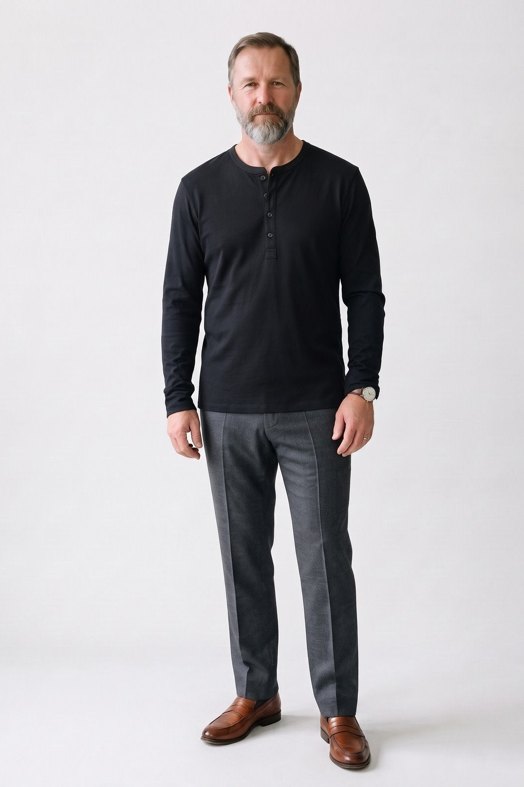 Herren Henley-Shirt | Ohne Kragen — Schwarz — Vorderansicht — am Modell