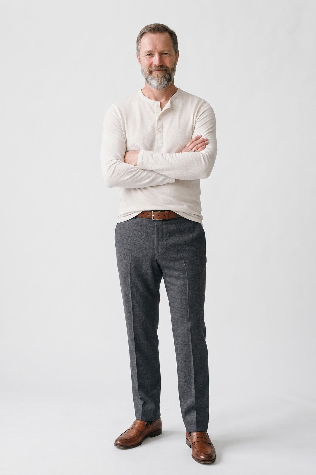 Herren Henley-Shirt | Ohne Kragen — Weiß — Vorderansicht — am Modell