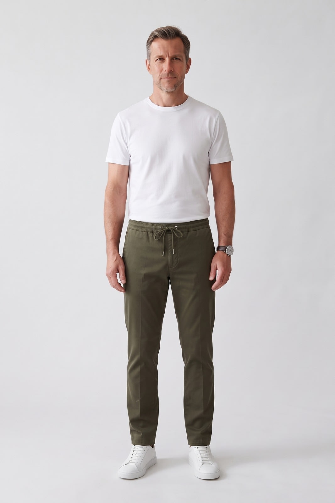 Herren Chinohose | Schmale Passform — Grün — Vorderansicht — am Modell