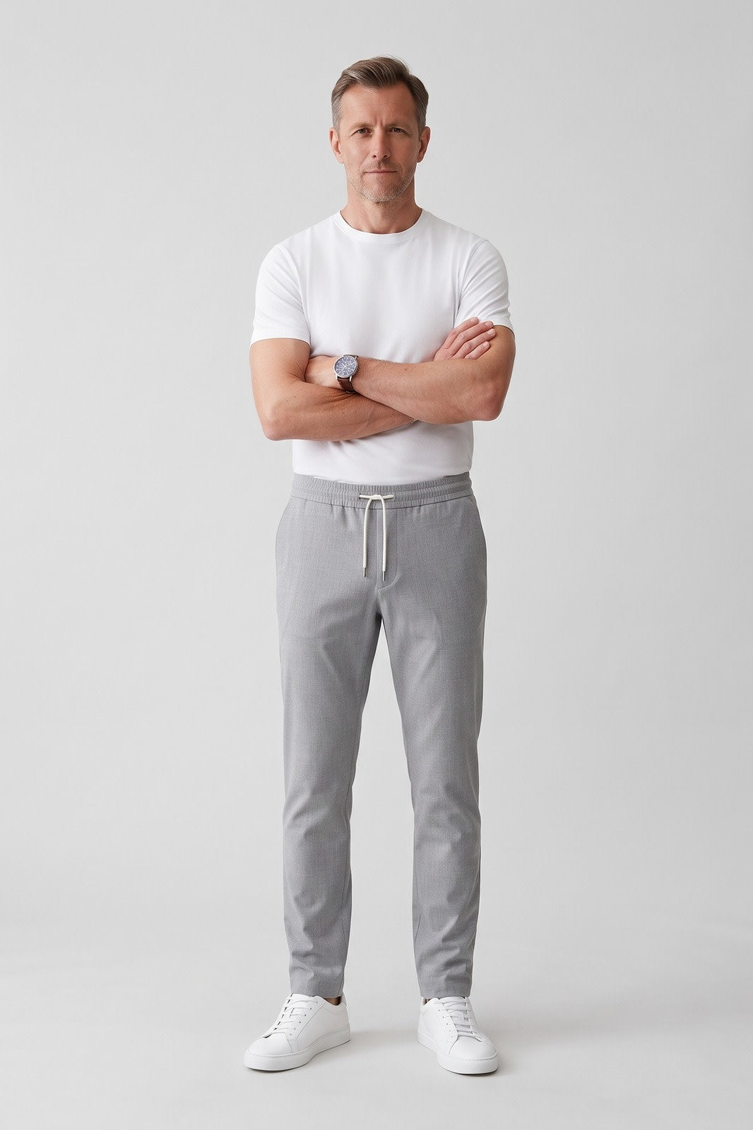 Herren Chinohose | Schmale Passform — Hellgrau — Vorderansicht — am Modell