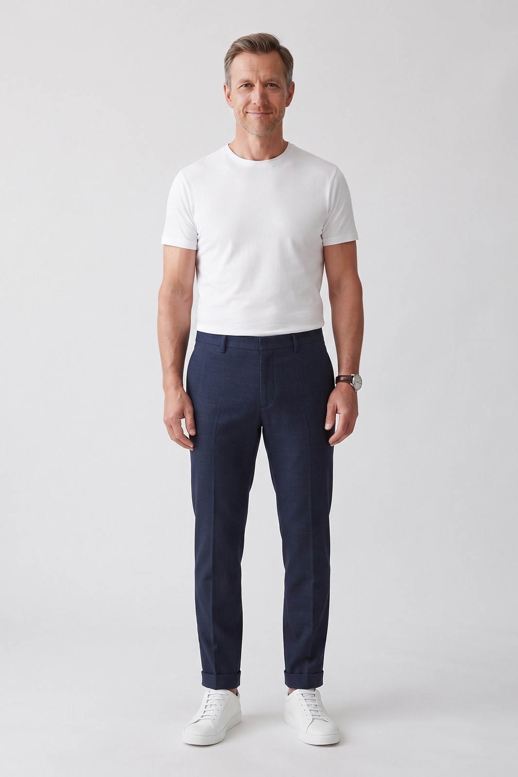 Herren Chinohose | Schmale Passform — Marineblau — Vorderansicht — am Modell