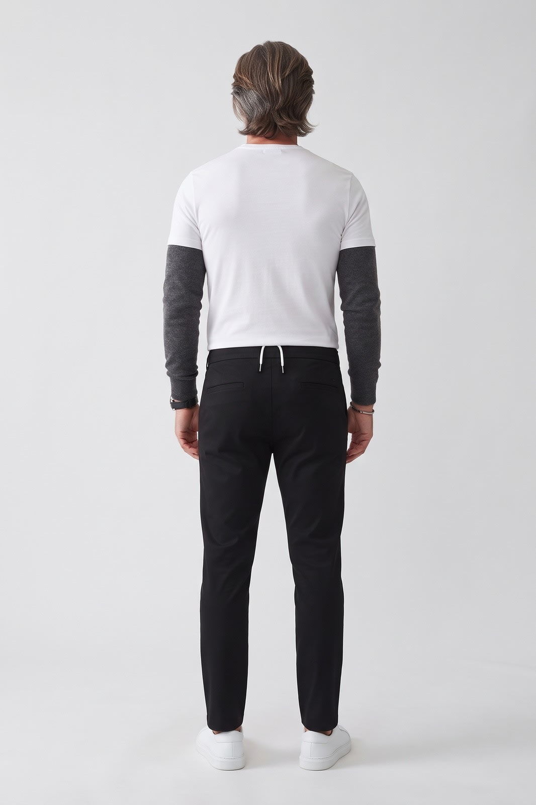 Herren Chinohose | Schmale Passform — Schwarz — Rückansicht — am Modell