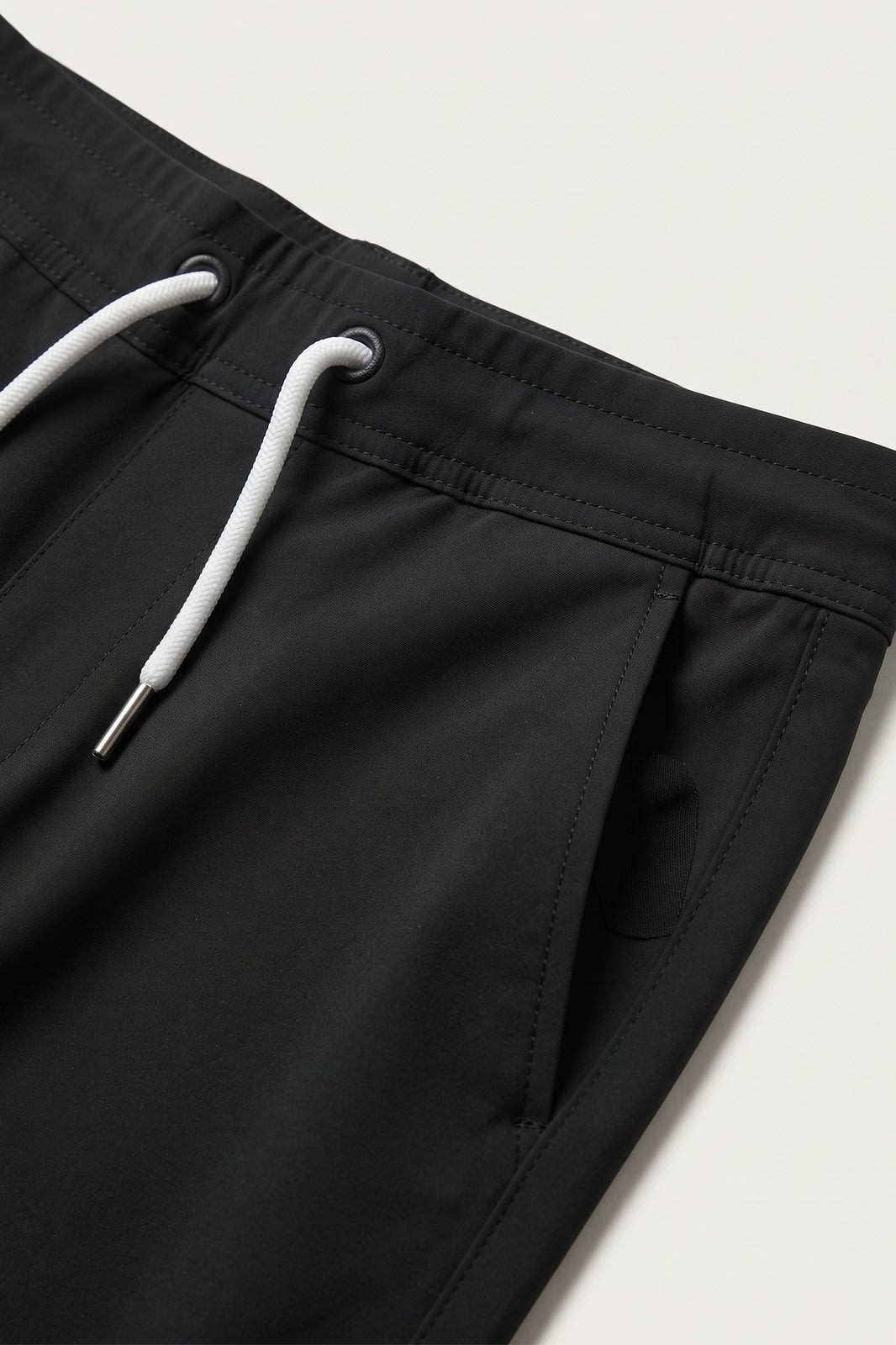 Herren Chinohose | Schmale Passform — Schwarz — Detailaufnahme — am Modell