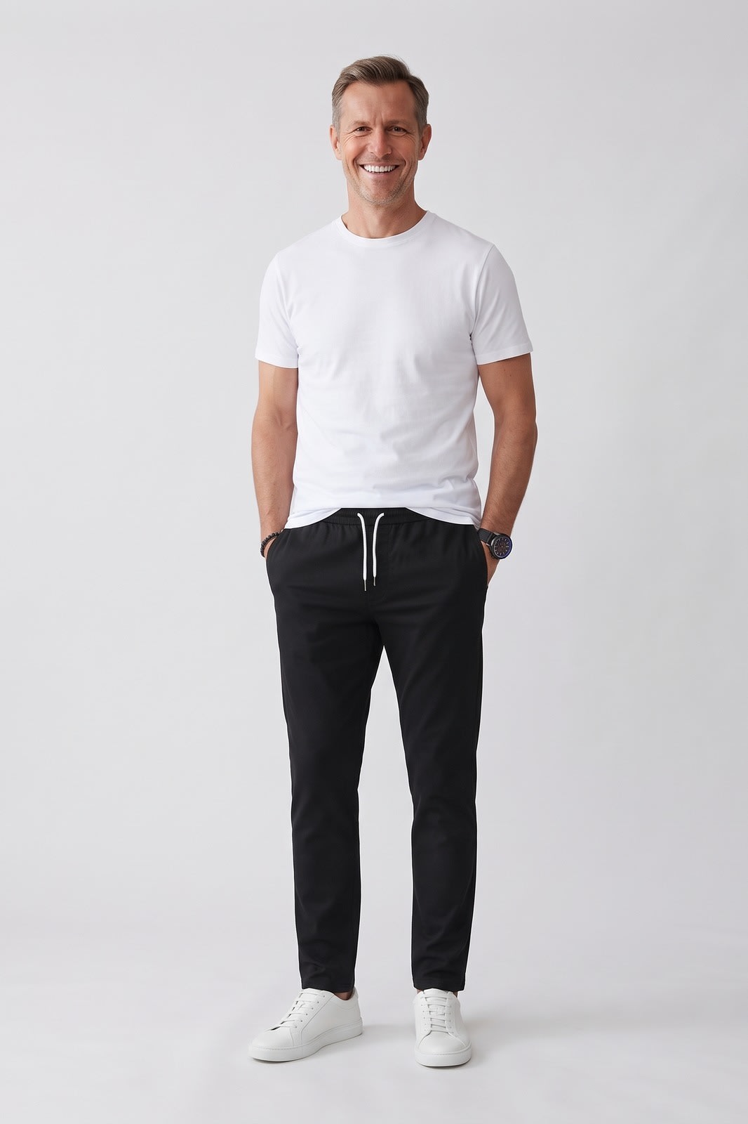 Herren Chinohose | Schmale Passform — Schwarz — Vorderansicht — am Modell