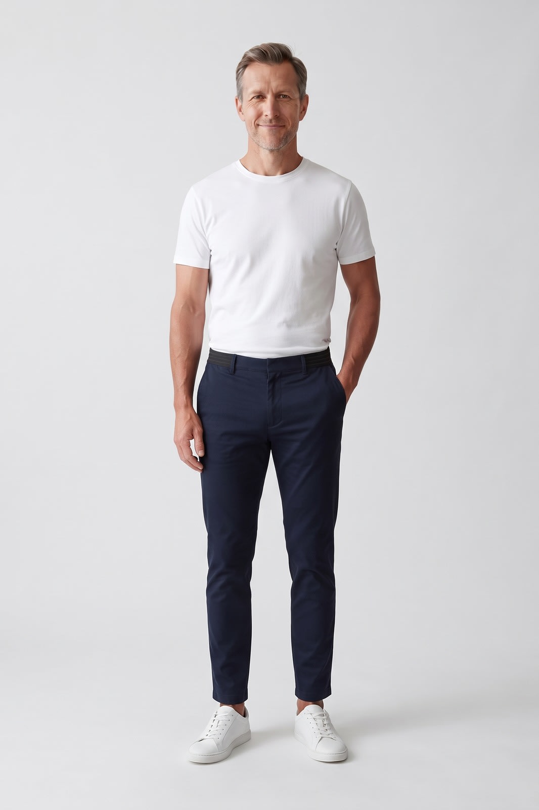 Herren Slim Chino-Hose | Knöchellang — Dunkelblau — Vorderansicht — am Modell