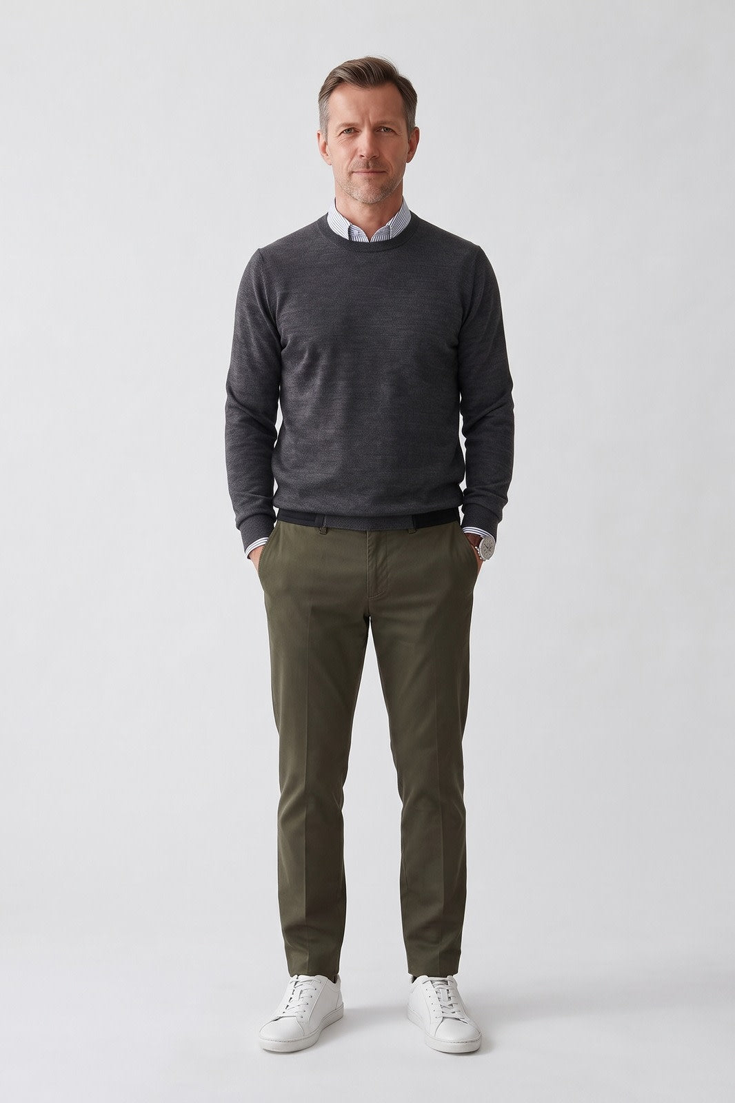 Herren Slim Chino-Hose | Knöchellang — Grün — Vorderansicht — am Modell