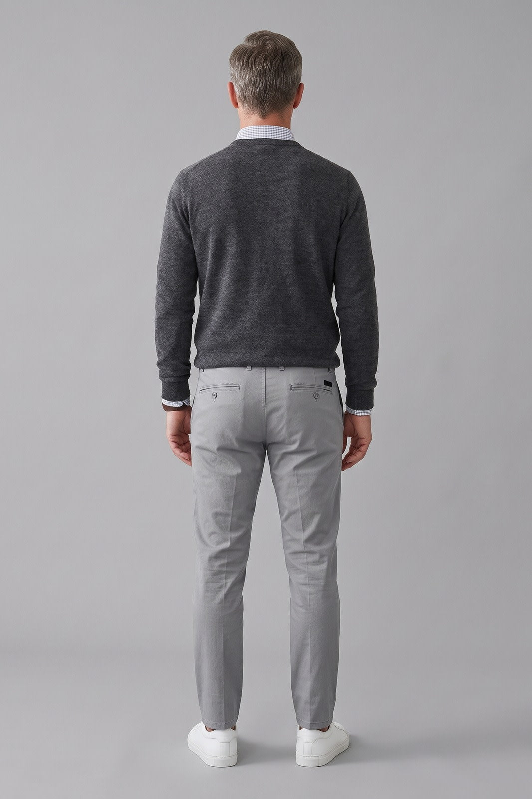 Herren Slim Chino-Hose | Knöchellang — Grau — Rückansicht — am Modell