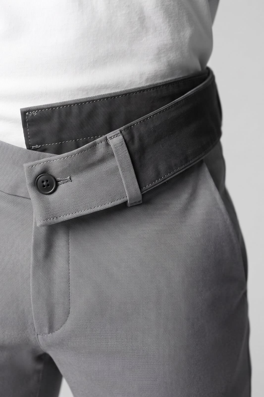 Herren Slim Chino-Hose | Knöchellang — Grau — Detailaufnahme — am Modell