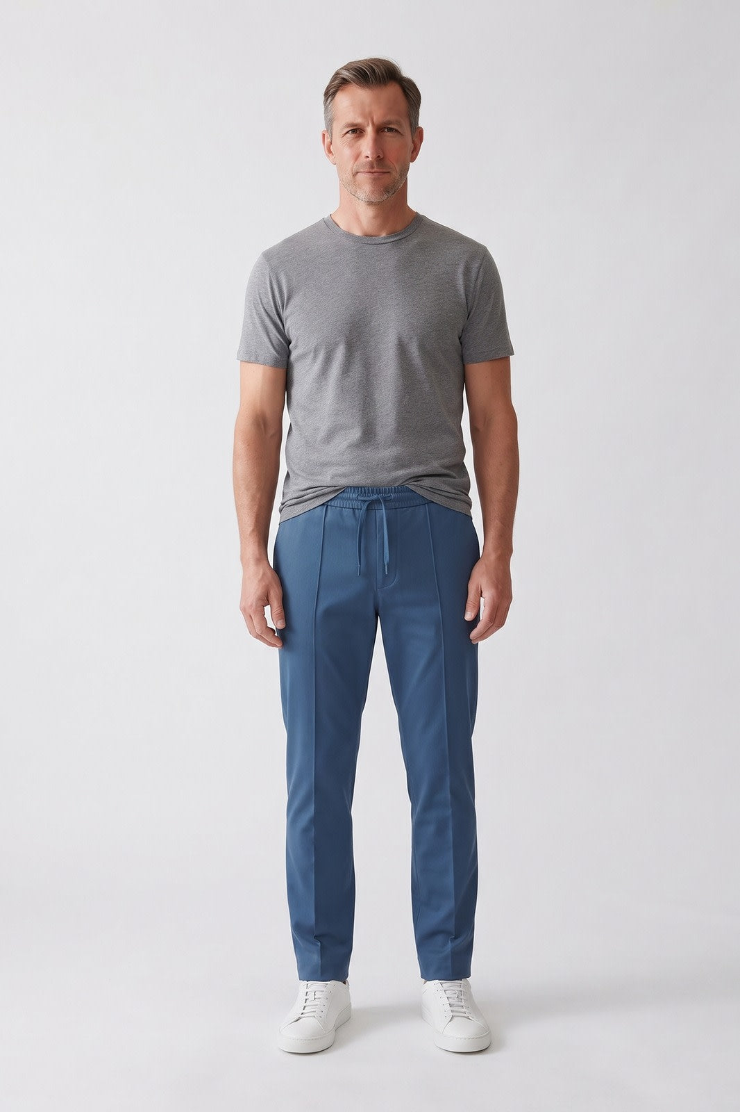 Herrenhose Gerade | Mit Kordelzug — Dunkelblau — Vorderansicht — am Modell