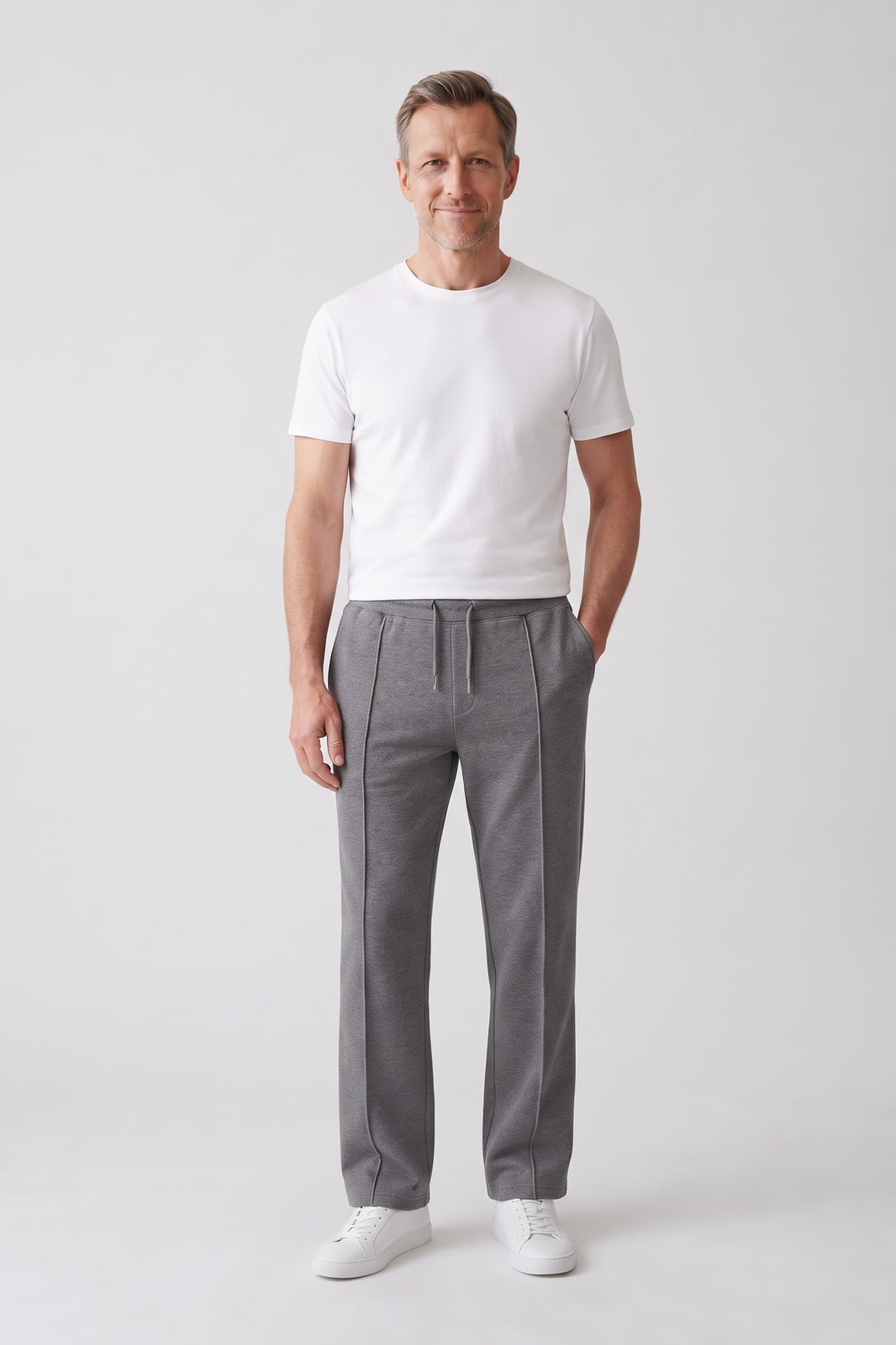 Herrenhose Gerade | Mit Kordelzug — Grau — Vorderansicht — am Modell