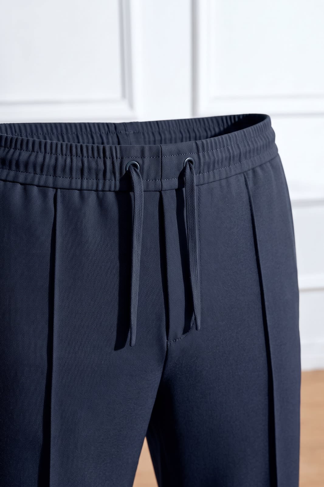 Herrenhose Gerade | Mit Kordelzug — Marineblau — Detailaufnahme — am Modell