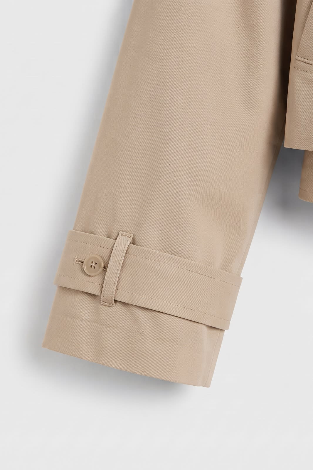 Damen Cropped Trenchcoat-Jacke | Casual-Elegant — Beige — Detailaufnahme — am Modell