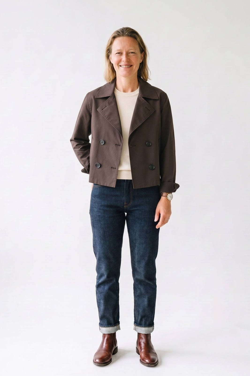 Damen Cropped Trenchcoat-Jacke | Casual-Elegant — Braun — Vorderansicht — am Modell