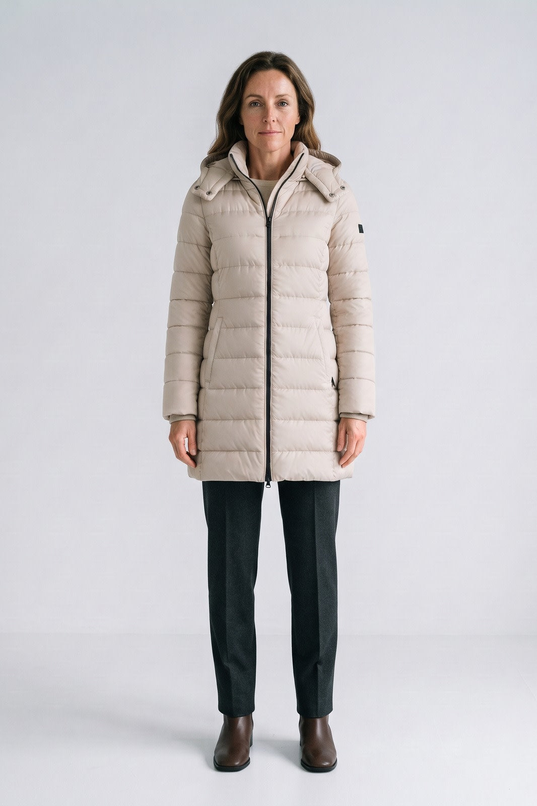 Damen Steppmantel mit Kapuze | Lang — Beige — Vorderansicht — am Modell