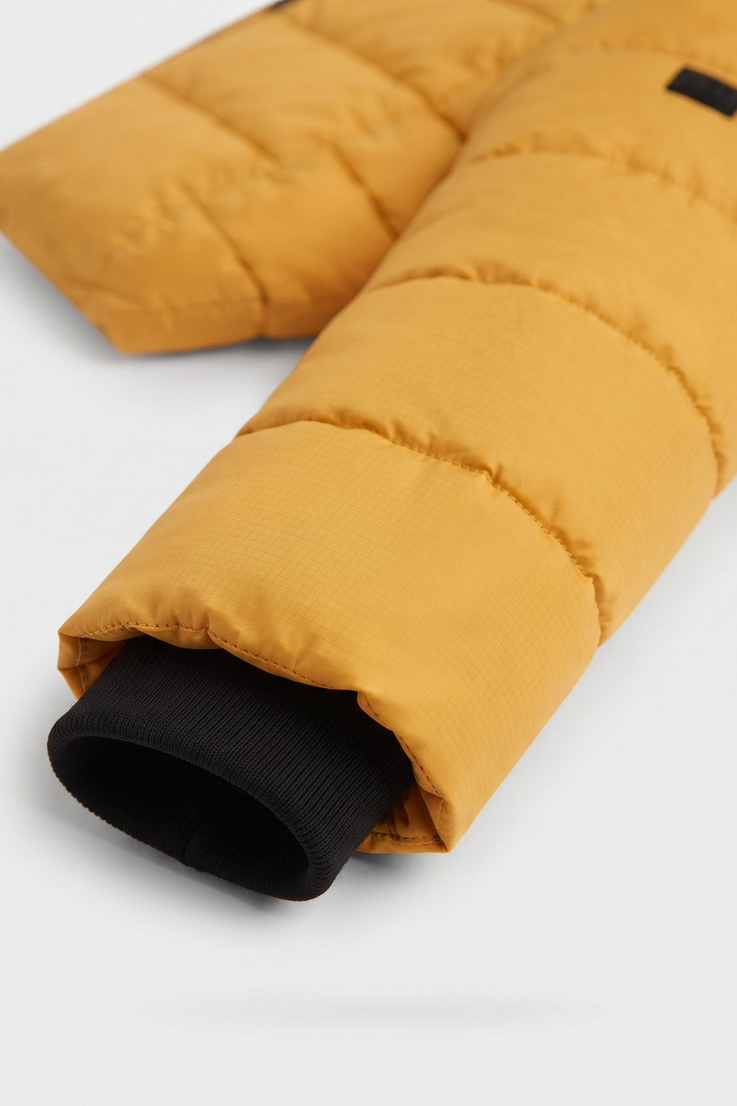 Damen Steppmantel mit Kapuze | Lang — Gelb — Detailaufnahme — am Modell