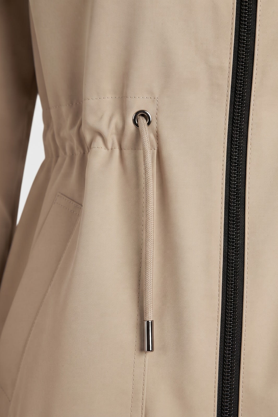 Damen Leichter Parka mit Kapuze | Casual — Beige — Detailaufnahme — am Modell