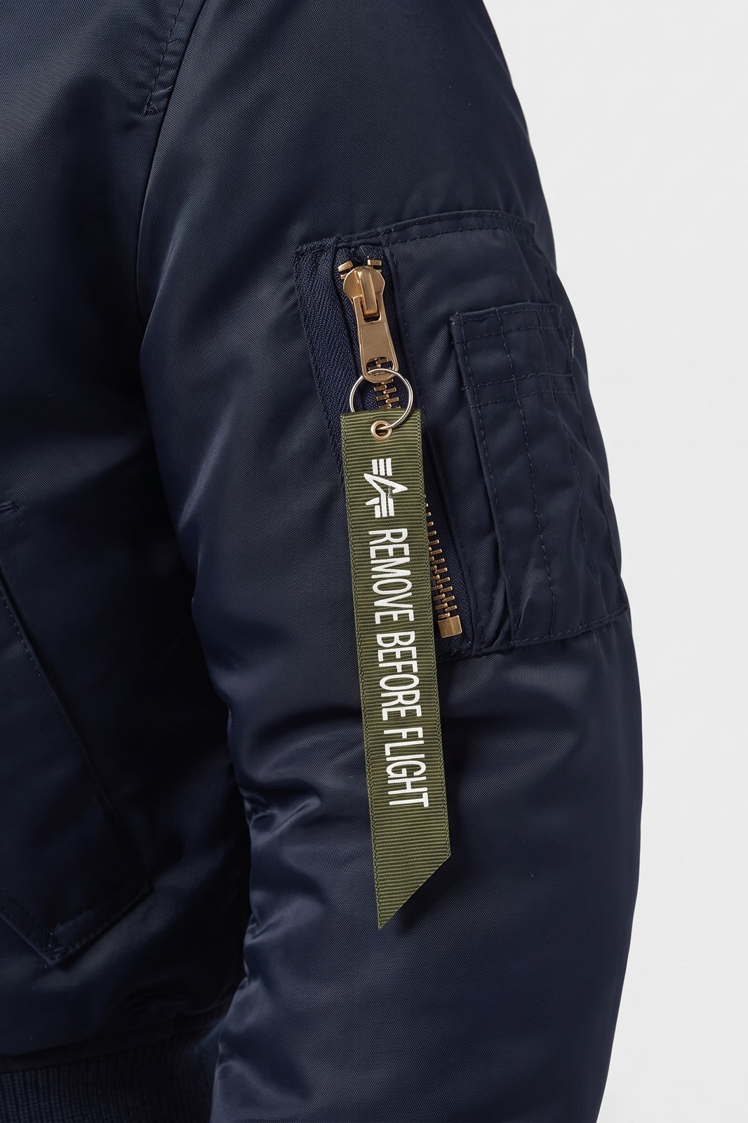 Herren Bomberjacke | Gesteppt — Marineblau — Detailaufnahme — am Modell