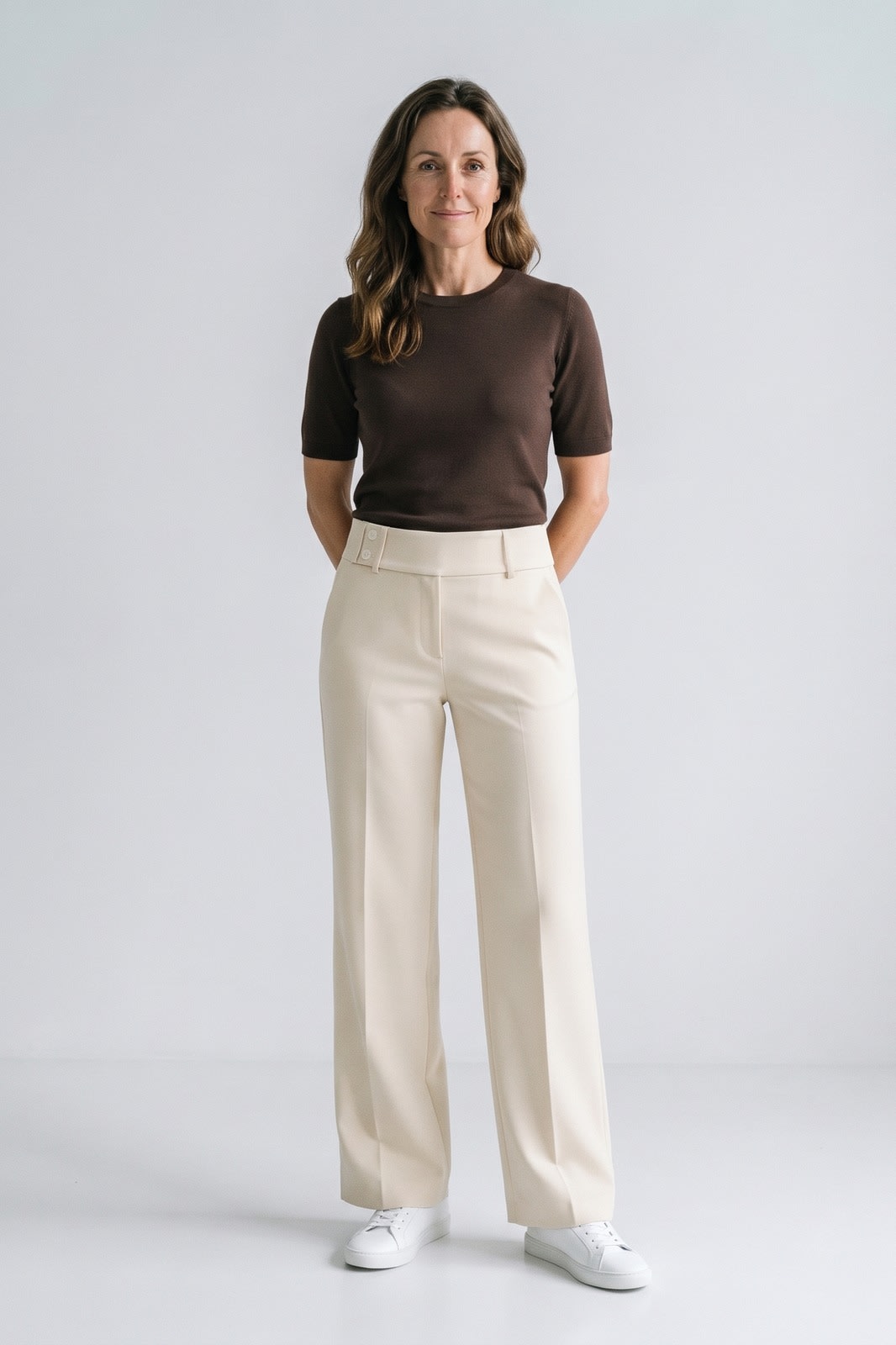 Damen Elegante Anzughose | Flare-Bein — Beige — Vorderansicht — am Modell