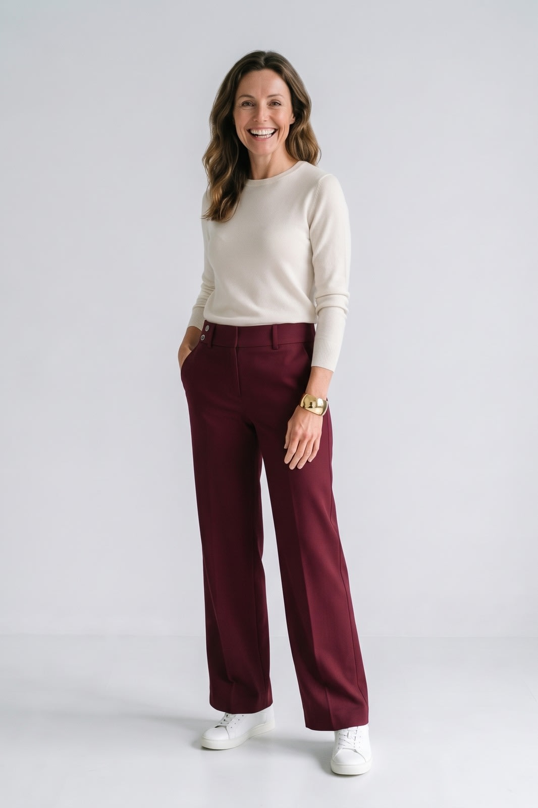 Damen Elegante Anzughose | Flare-Bein — Burgunderrot — Vorderansicht — am Modell