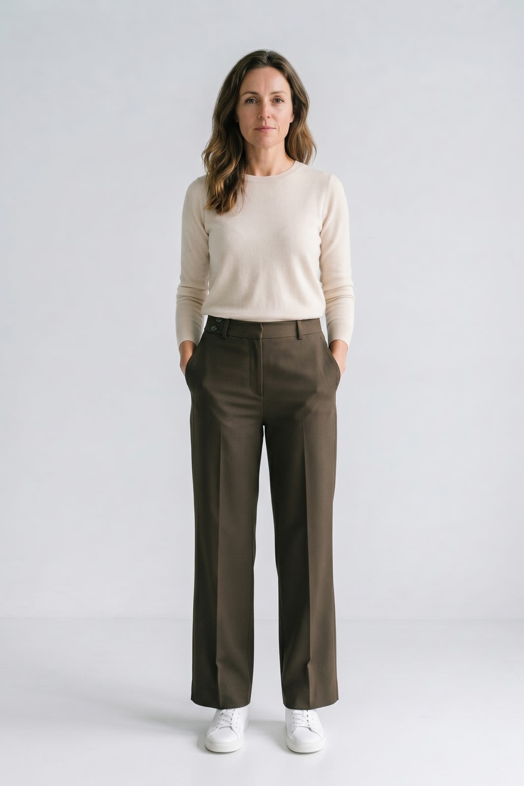 Damen Elegante Anzughose | Flare-Bein — Kaffee — Vorderansicht — am Modell