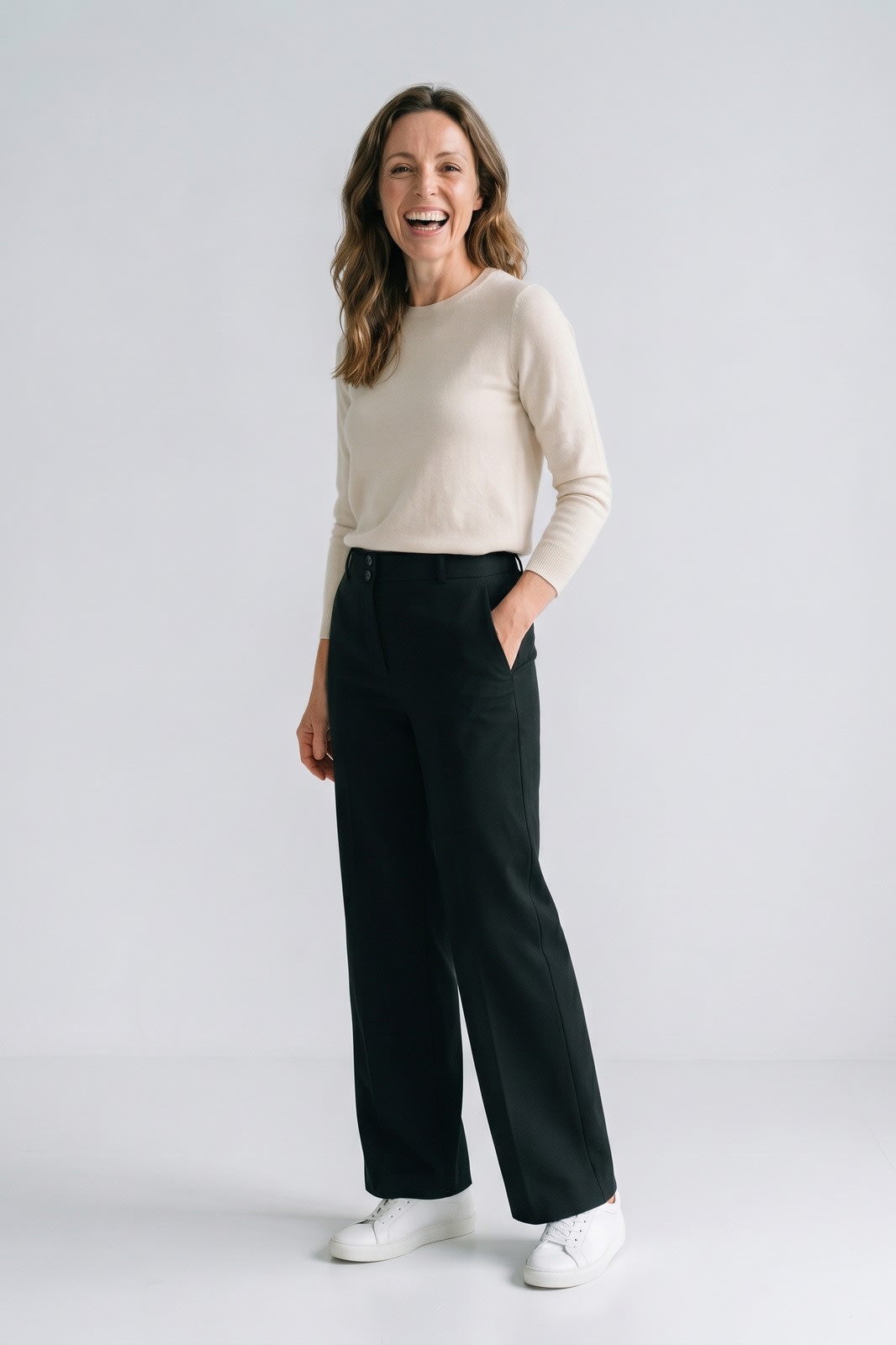 Damen Elegante Anzughose | Flare-Bein — Schwarz — Vorderansicht — am Modell