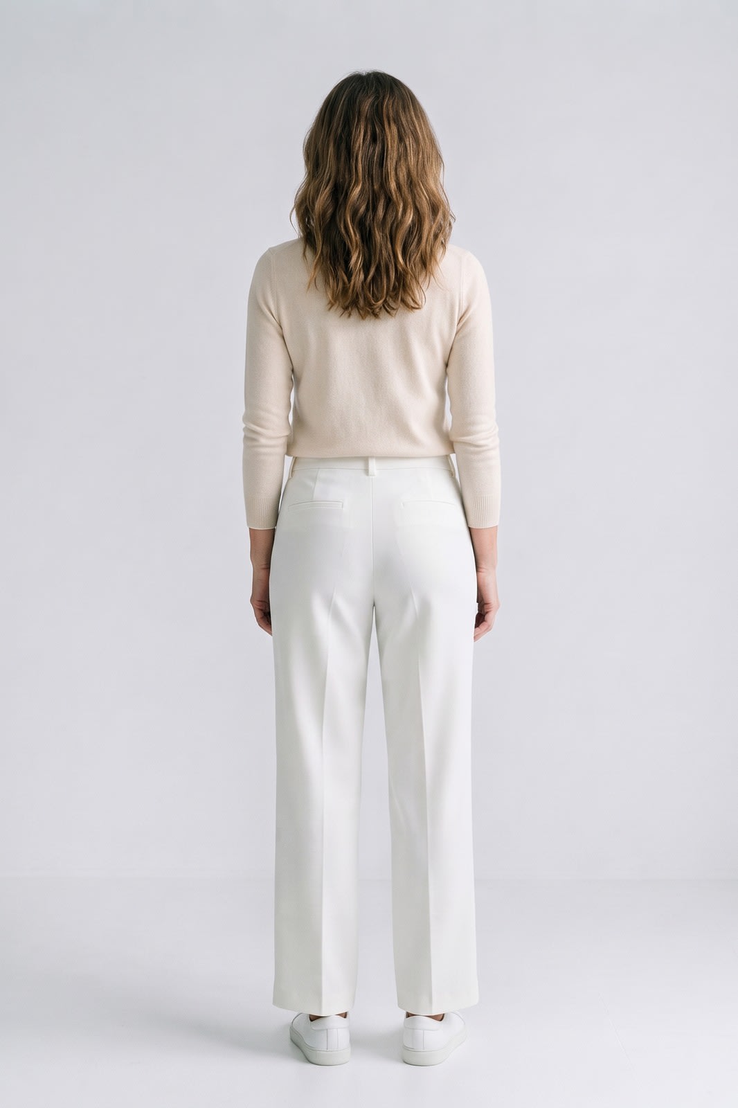 Damen Elegante Anzughose | Flare-Bein — Weiß — Rückansicht — am Modell