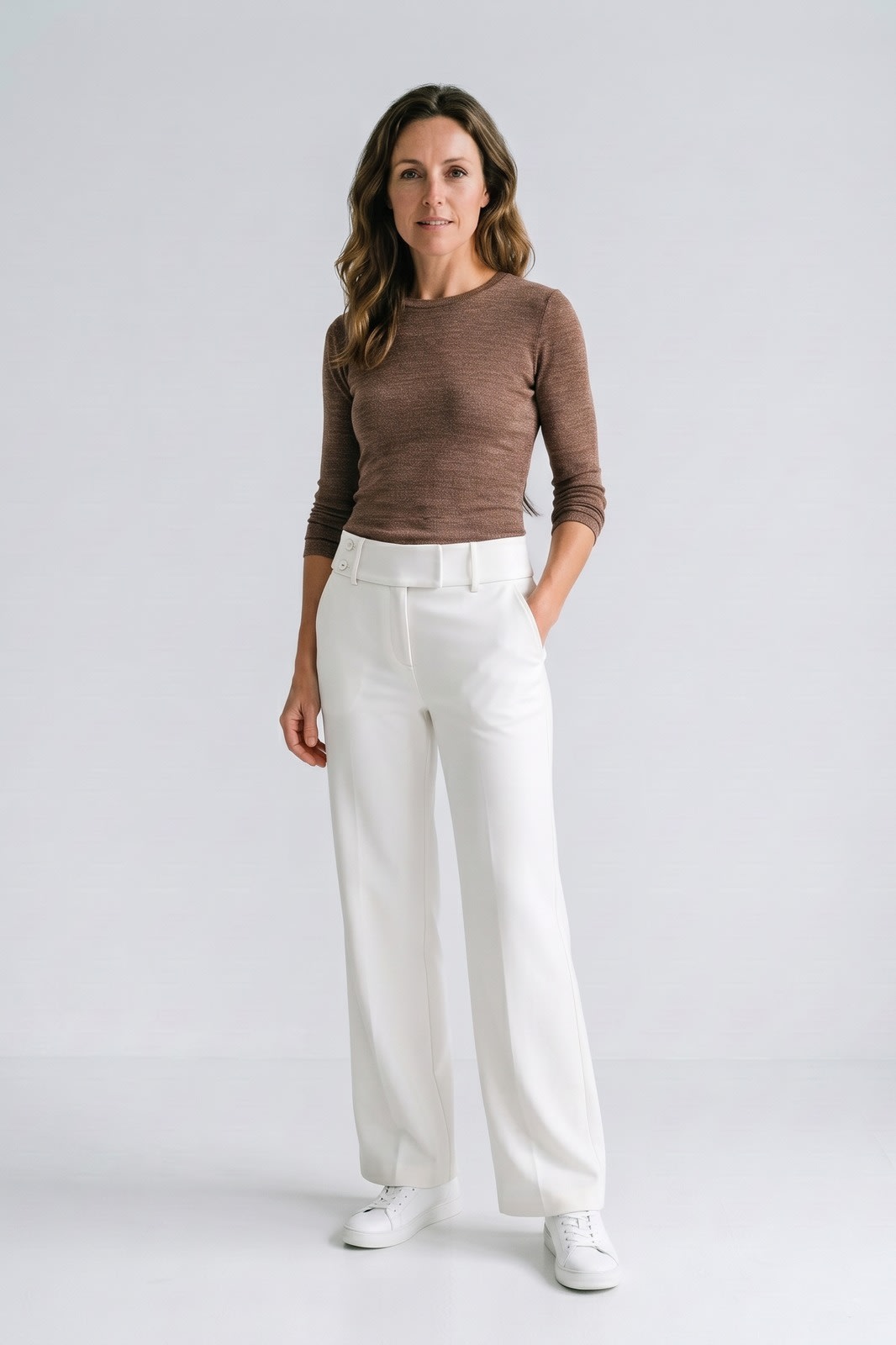 Damen Elegante Anzughose | Flare-Bein — Weiß — Vorderansicht — am Modell