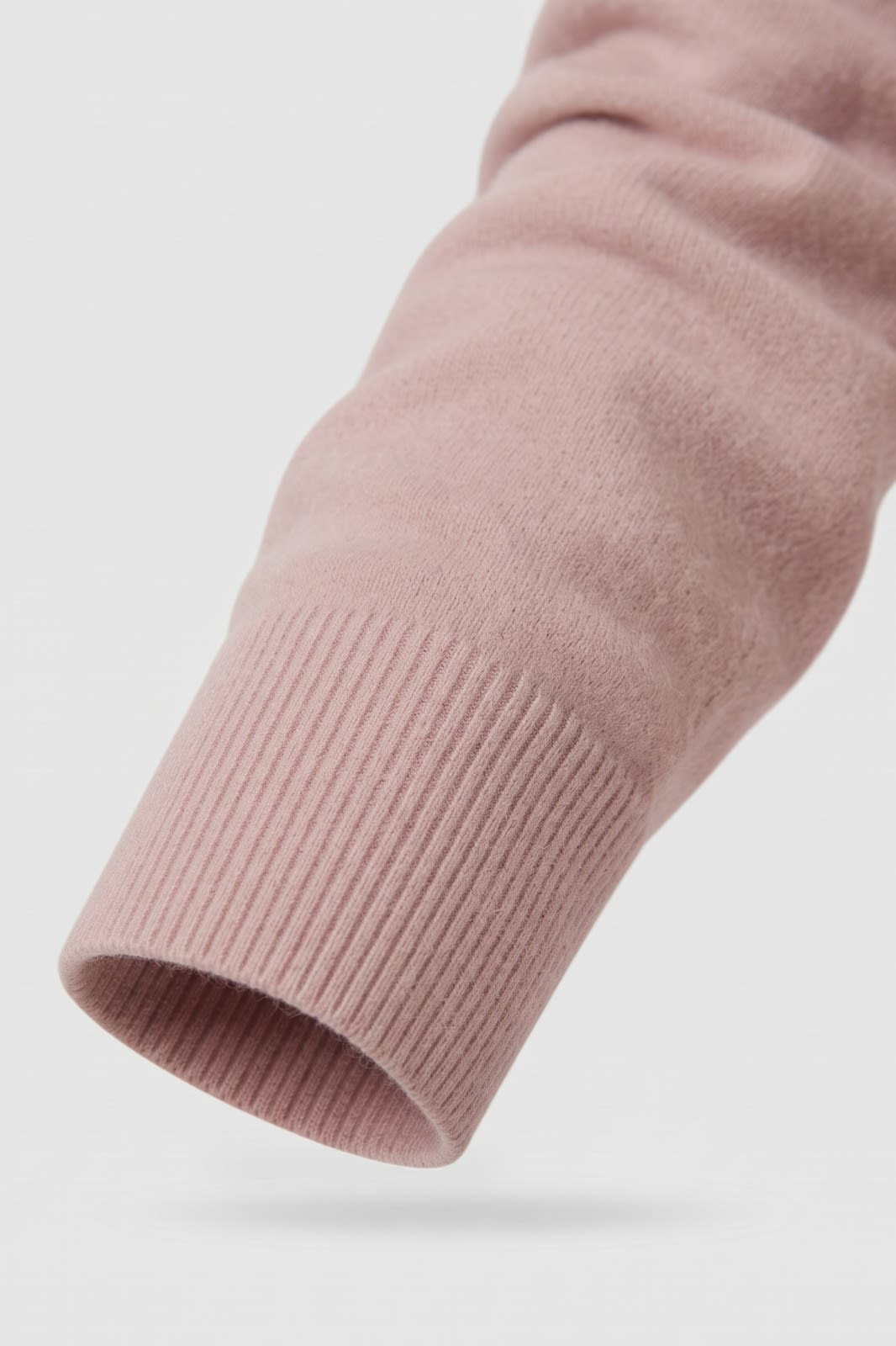 Damen Rundhalspullover | Runder Ausschnitt — Rosa — Detailaufnahme — am Modell