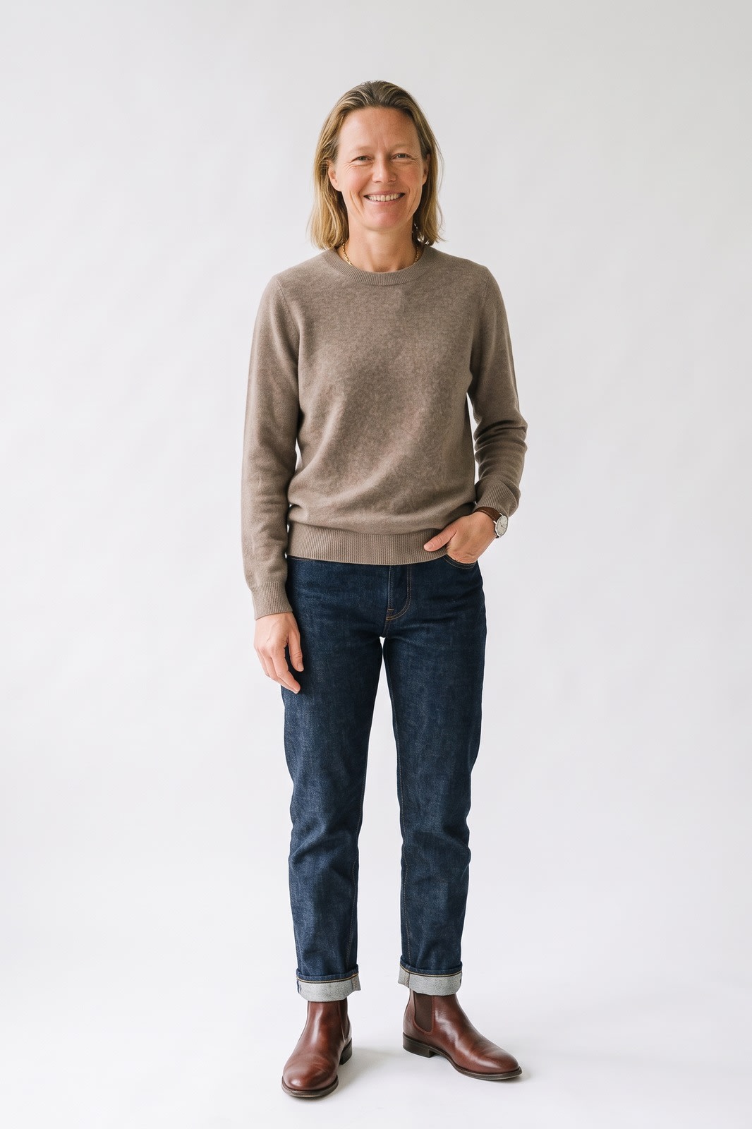 Damen Rundhalspullover | Runder Ausschnitt — Taupe — Vorderansicht — am Modell