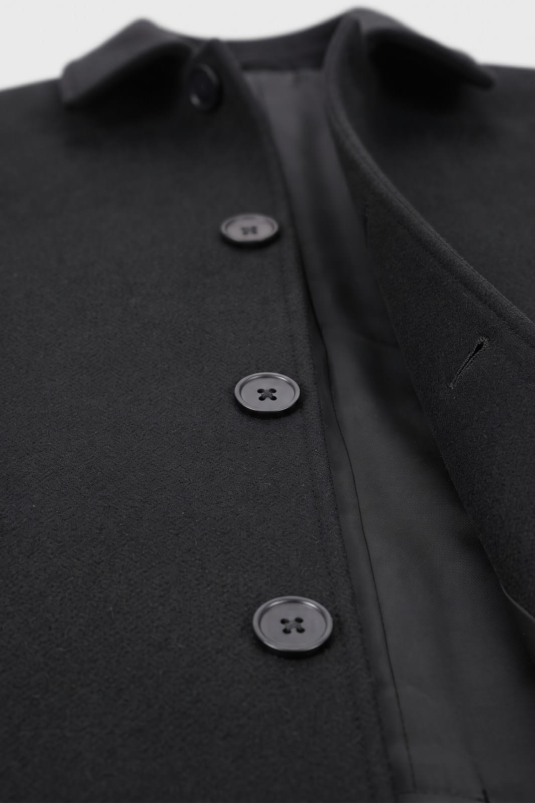 Herren Mantel Klassisch | Herrenmantel Tailliert — Schwarz — Detailaufnahme — am Modell