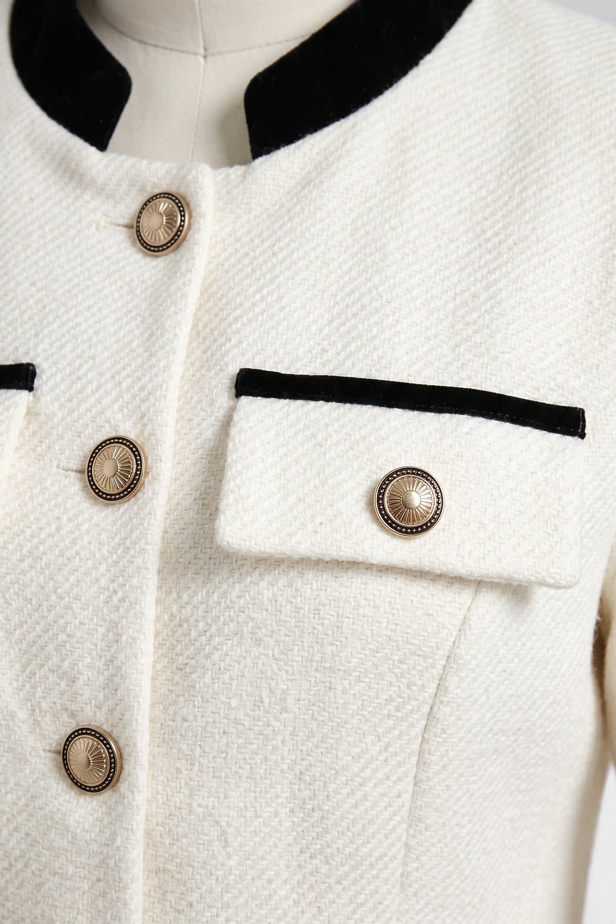 Damen Tweedjacke mit kragenlosem Ausschnitt und Kontrastpaspel – 2