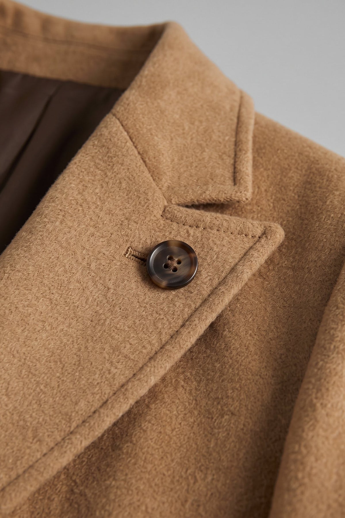 Herrenmantel zweireihig mit breitem Revers und schrägen Eingrifftaschen – 2