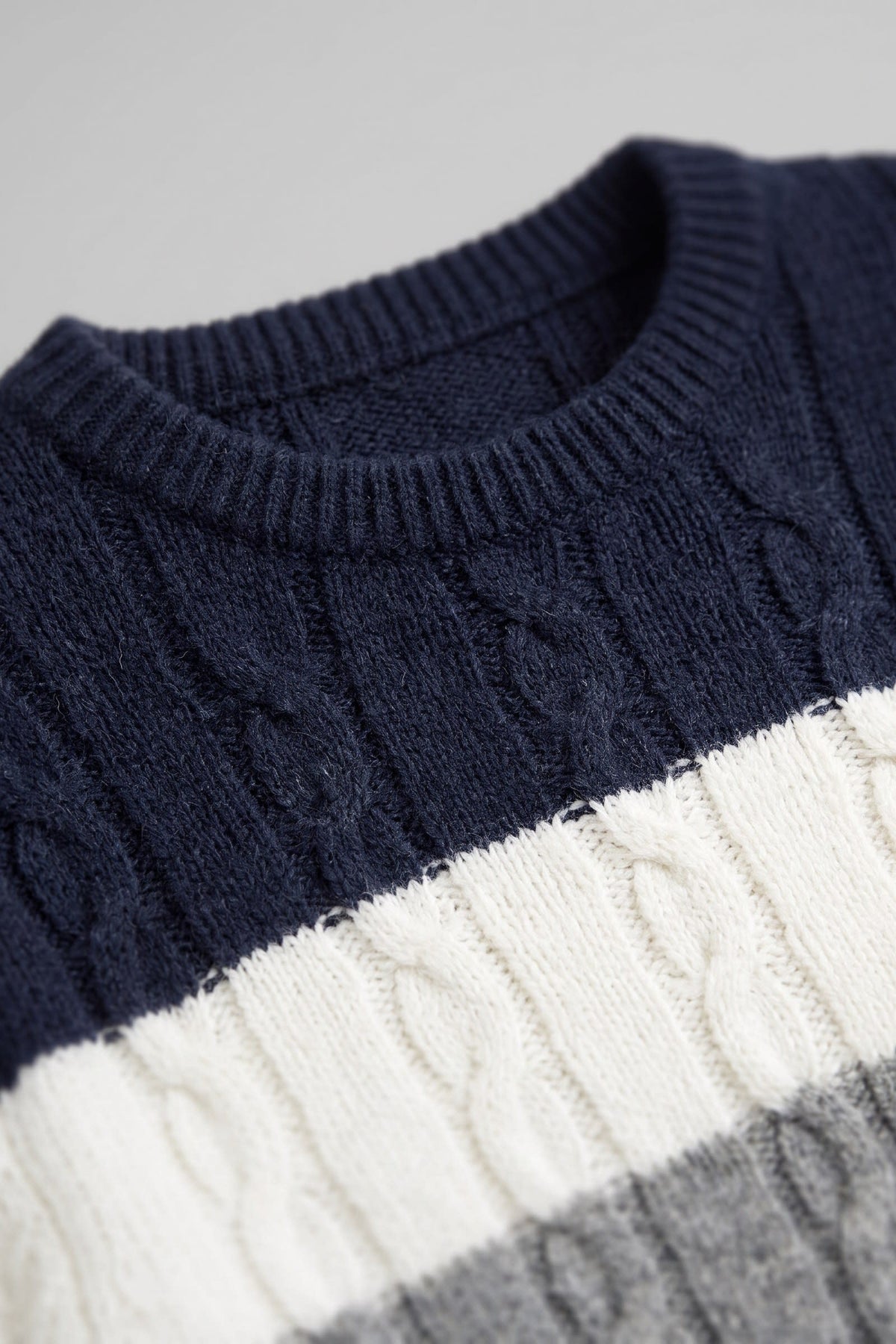 Herren Zopfmuster-Pullover mit Rundhalsausschnitt und Colorblock-Design – 2