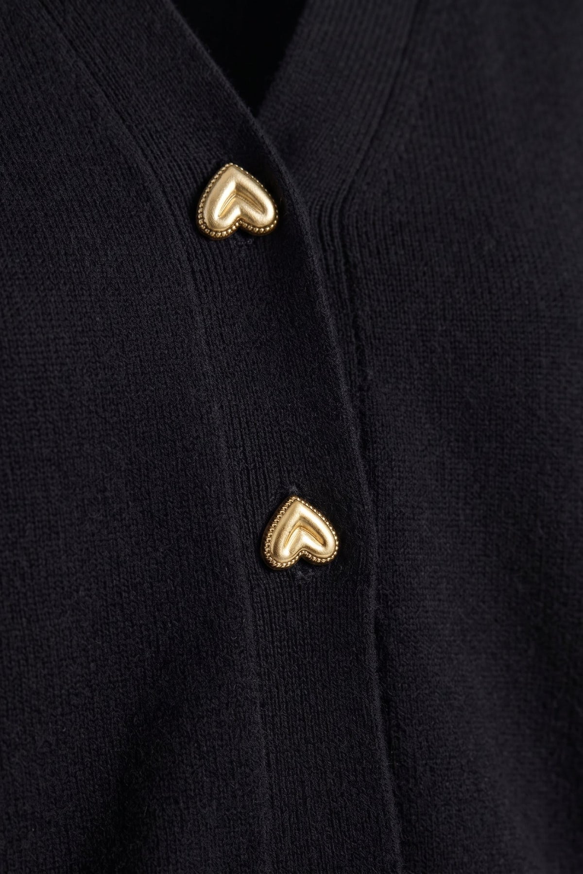 Damen Strickjacke mit V-Ausschnitt und herzförmigen Zierknöpfen – 2