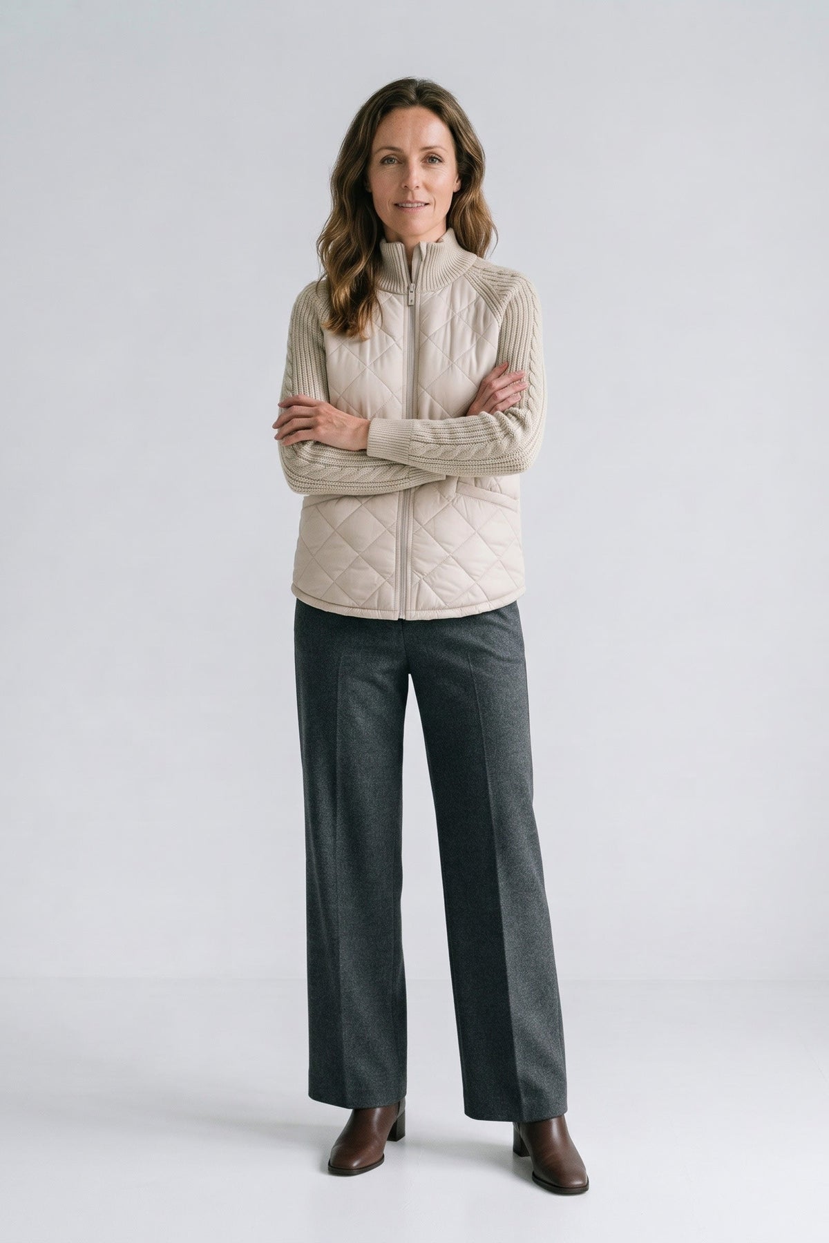 Damen Steppjacke mit Stehkragen und Zopfstrick-Ärmeln in Rautensteppung – 3