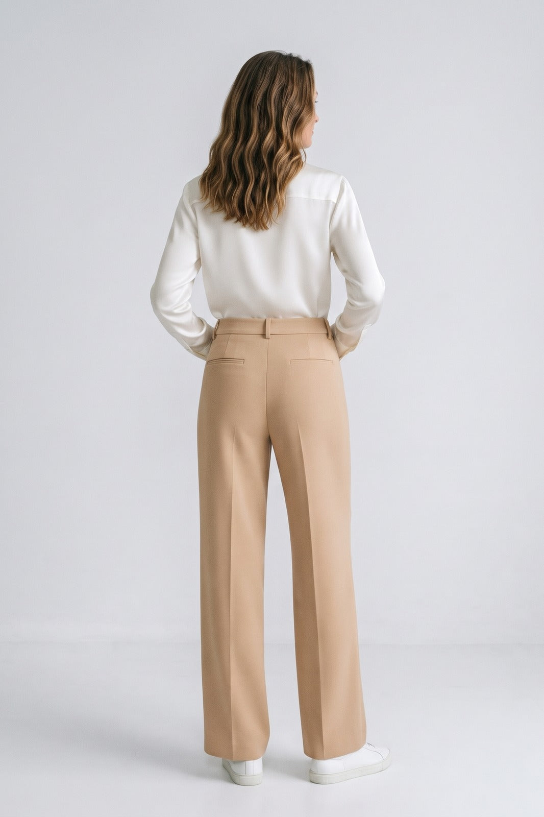Damen Lockere Palazzohose | Bundfalten — Beige — Rückansicht — am Modell