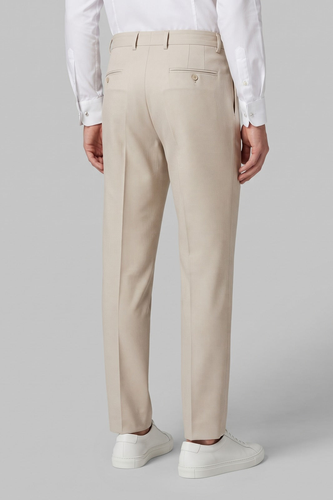 Herren Schmale Anzughose | Slim Fit — Beige — Rückansicht — am Modell