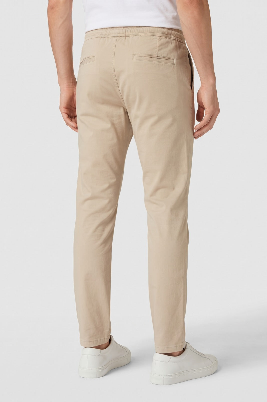 Herren Chinohose | Schmale Passform — Beige — Rückansicht — am Modell