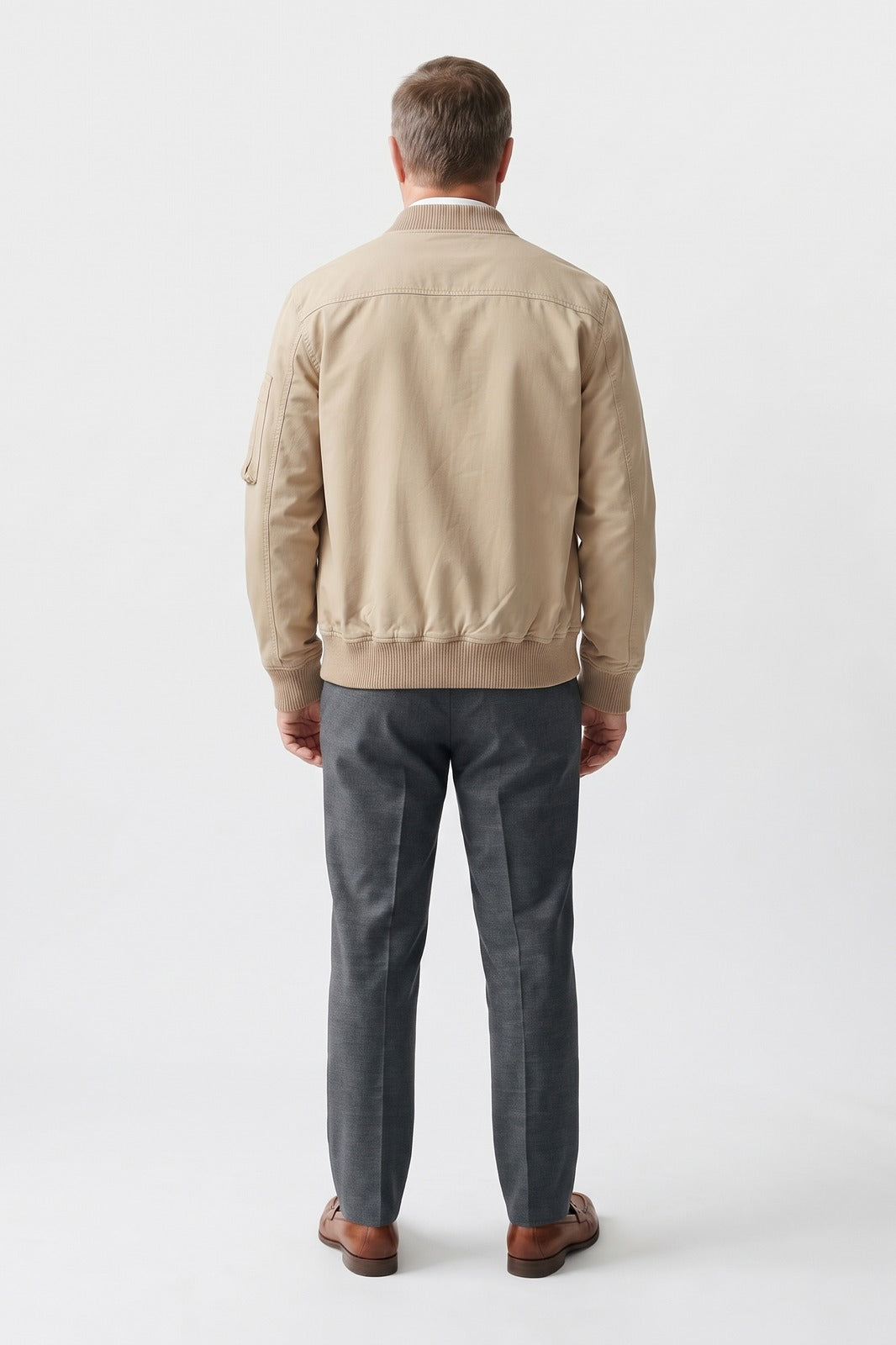 Herren Bomberjacke mit Stehkragen | Casual — Beige — Rückansicht — am Modell
