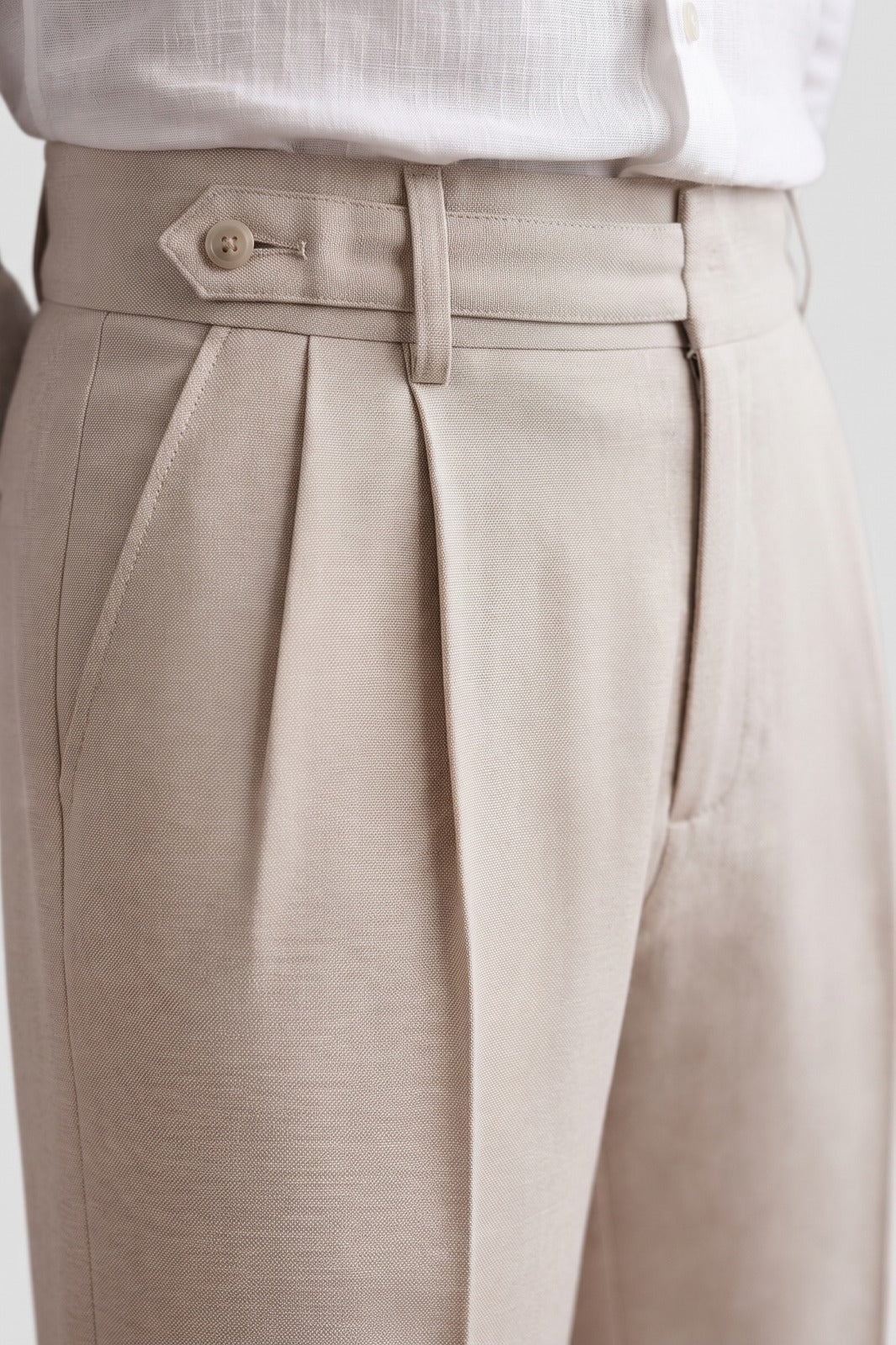 Herren Schmale Anzughose | Slim Fit — Beige — Detailaufnahme — am Modell