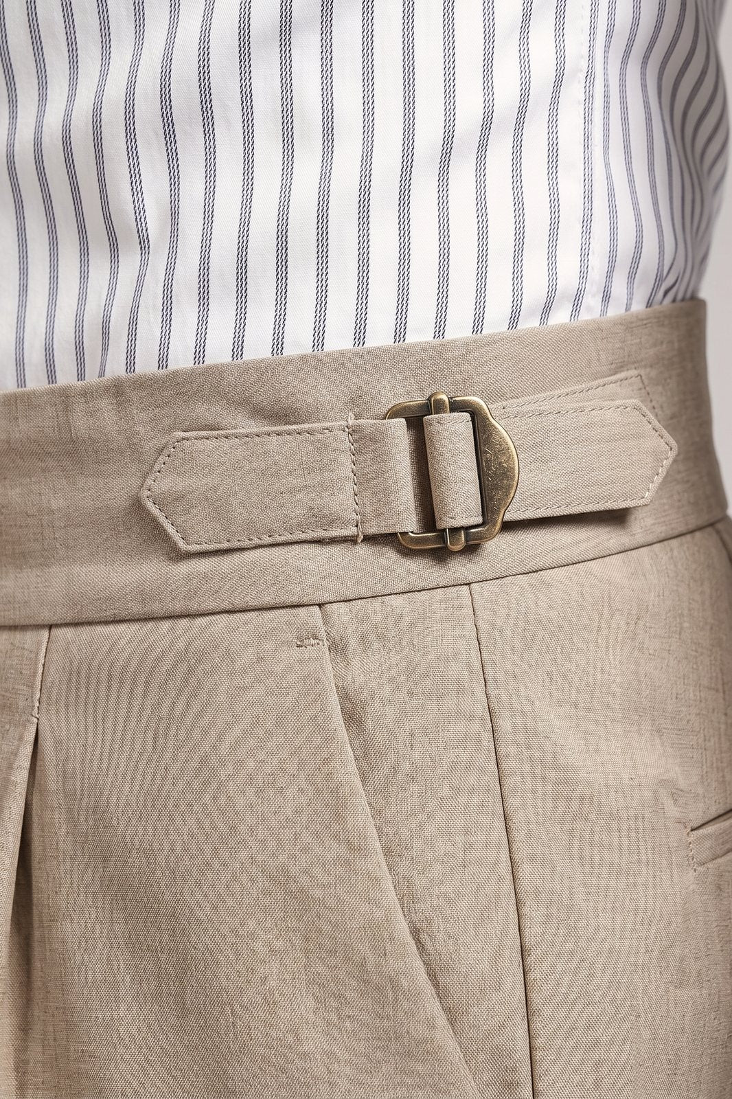 Herren Schmale Anzughose | Hoher Bund — Beige — Detailaufnahme — am Modell