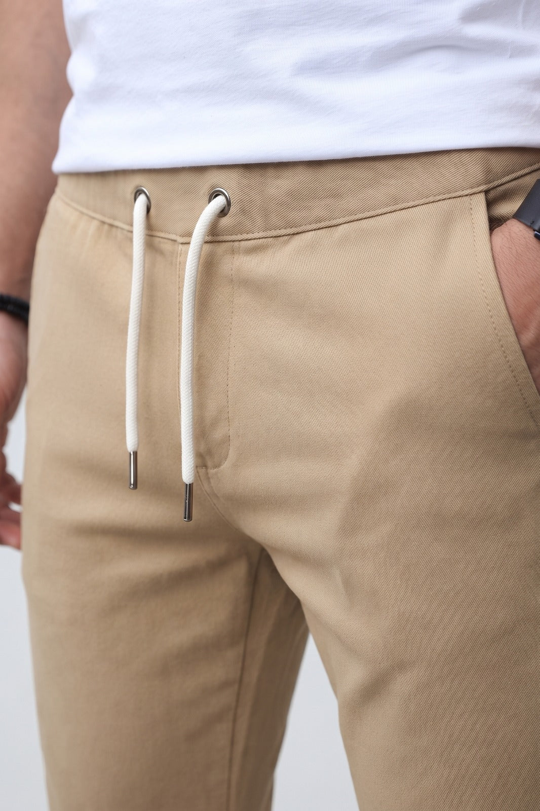Herren Chinohose | Schmale Passform — Beige — Detailaufnahme — am Modell