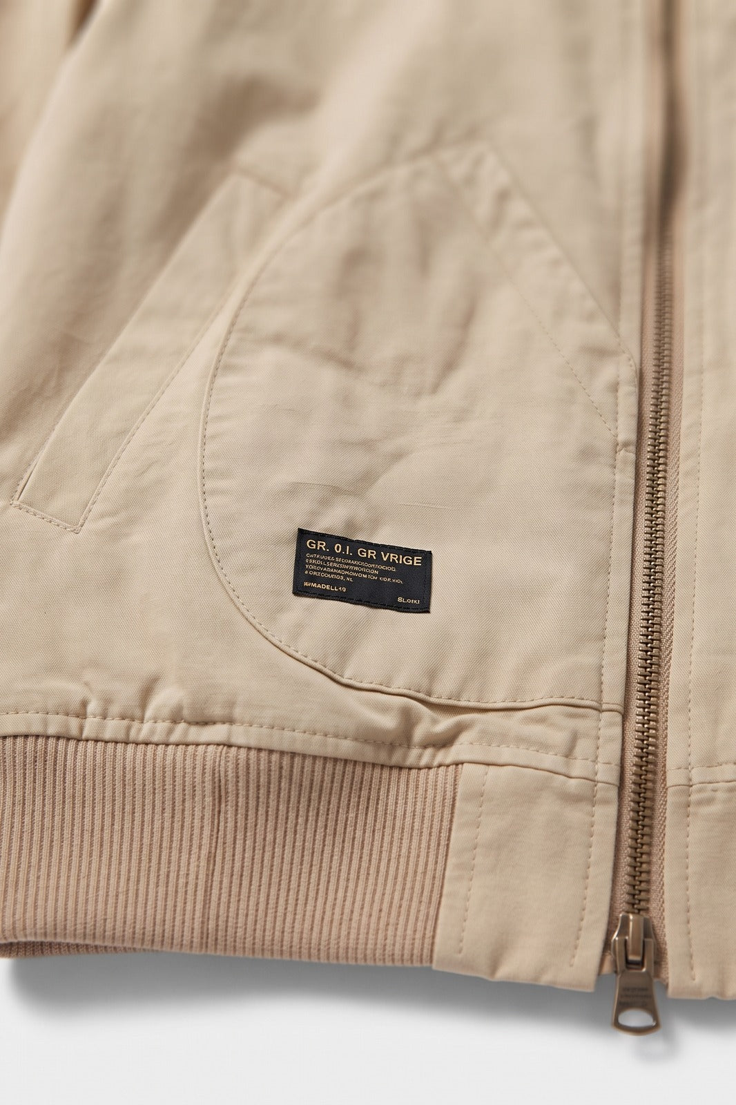 Herren Bomberjacke mit Stehkragen | Casual — Beige — Detailaufnahme — am Modell