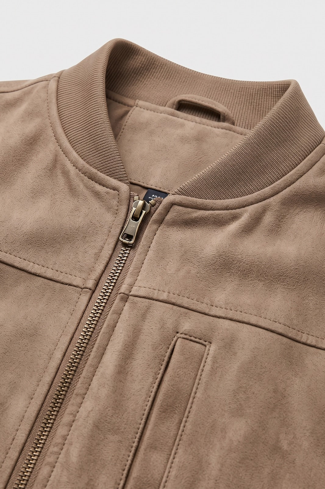Herren Bomberjacke | Stehkragen — Beige — Detailaufnahme — am Modell